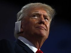 Trump shfaqet për herë të parë pas atentatit, me vesh të fashuar (VIDEO)