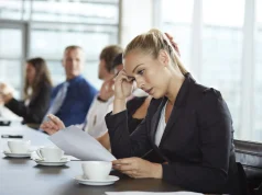 Rreth 76% e grave me performancë të lartë marrin reagime negative në krahasim me vetëm 2% të burrave – dhe kjo mund t’i shtyjë ato të lënë punën