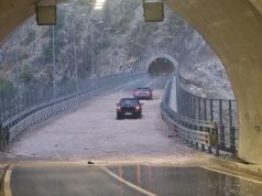 Shiu shkakton rënie gurësh dhe përmbytje në rrugën e Arbrit