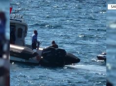 Sarandë, ukrainasja mbetet në shkëmbinj duke notuar. Bashkëshorti thërret për ndihmë policinë