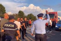 Protestuesit bllokojnë sërish Thumanë-Kashar