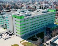 Një burrë bie nga kati i dytë në QSUT, shpëton për mrekulli