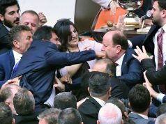 (Video) Grushte mes deputetëve turq për kolegun opozitar të burgosur