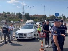 Një i plagosur nga sherri pranë TEG. Dy vajza përplasin pasqyrat e makinave dhe thërrasin “përforcime”