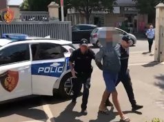 Arrestohen 2 pasagjerët që grabitën taksistin në Durrës (video)