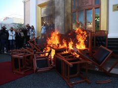 Për Berishën i doli tymi, ndërsa për Salianjin iu vu zjarri parlamentit
