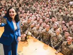 Kadetët amerikanë thërrasin në kor: Kosova, Kosova!