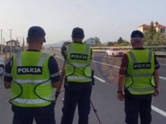 Incidenti i çuditshëm/ Policia i thotë se e pa me telefon në dorë, gazetari zbulon se e kishte harruar në shtëpi