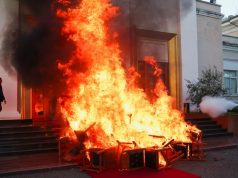 Reuters: Deputetët shqiptarë u vënë flakën karrigeve pas burgosjes së kolegut