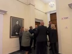 Incident i shëmtuar në kuvend/ Xhelal Mziu shtyn Milva Ekonomin. Reagojnë gratë deputete socialiste