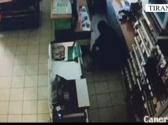 Vodhën kasafortën e marketit në Tiranë. Policia nxjerr pamjet