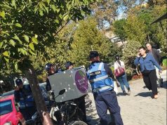 (Video) Qytetares i vjedhin telefonin. E gjurmon dhe e gjen brenda kutisë te motori i shpërndarjes së ushqimeve