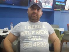 Krim “american style” në Fier. I vë flakën banesës dhe mbyll prindërit brenda. Arrestohet 42-vjeçari