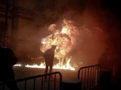 (Fotot) PD i vë flakën Tiranës. Molotov para Bashkisë dhe Ministrisë së Brendshme. Policia hedh gaz lotsjellës