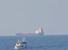 VOA: Mbetjet e dyshuara si të rrezikshme, katër ditë pranë portit të Durrësit, teksa qeveria “po përgatit vendin e duhur”