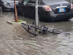 Rrugët e Tiranës u kthyen në lumenj. Policia: kujdes! Veliaj: shmangni lëvizjet