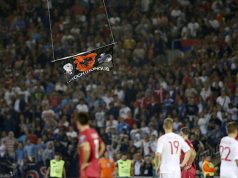 10 vjet nga ngritja e dronit në Beograd, “Tifozët Kuqezi” thumbojnë Armando Dukën për bashkëpunimin me Serbinë: Ka vulën e tradhëtarit