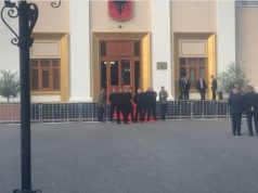 Politika gati për “luftë”. Gardh metalik te kuvendi