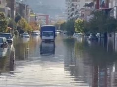 Vlora zgjohet nën ujë, rrugët e lagjet ende të përmbytura