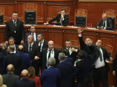 Ambasada Amerikane në Tiranë: Jemi të shqetësuar për forcën e shpalosur në parlamentin shqiptar