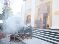 Dhuna e djegia e karrigeve në Kuvend! Kallëzohen në SPAK 23 deputetë të opozitës