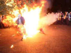 Foto tregon protestuesin mes flakëve. Ministri i brendshëm: nuk ka civilë të lënduar