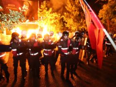 Në zemër të flakëve/ Lëndohen 10 policë nga hedhja e koktejeve molotov në protestë