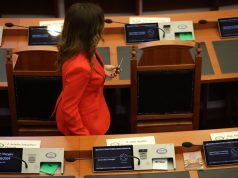 Benzinë apo aromatizues? Çfarë hodhi deputetja Hoti në kuvend