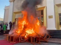 Opozita “me një këmbë pas dere”. 24 deputetë përjashtohen. Dy muaj Noka dhe Bardhi