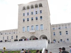 Nis viti i ri akademik. Begaj e Rama urojnë studentët që ulen për herë të parë në auditore