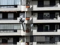 Fotografi i Associated Press kap raketën izraelite në sekondat e fundit para se të godasë pallatin në Bejrut