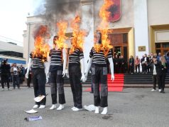 Deputetët e opozitës bllokojnë Kuvendin, përplasen me Gardën