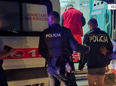 Dolën për peshkim me skaf plastik. Shpëtohen dy persona në Vlorë