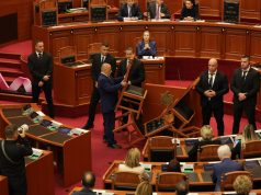 VOA: Shqipëri, tensione të tjera brenda dhe jashtë sallës së parlamentit