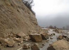 I riu humb jetën në mal. E zunë poshtë gurët