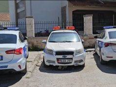 Mësuesi në Elbasan lyen me benzinë të riun