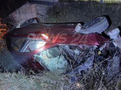 Aksident në Korçë. Mjeti del nga rruga dhe përmbyset në kanal.