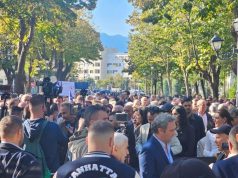 Protesta në Shkodër pas atentatit me 3 të vrarë, Berisha: Qytetarët u ngritën mbi dhunën shtetërore