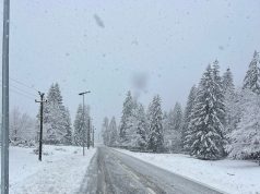 Bora mbulon zonat malore në verilindje/ Ndërpritet energjia në disa fshatra, qarkullimi në rrugët nacionale pa probleme