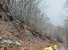Stuhia përfshin vendin, rënie gurësh në disa akse, disa zona mbeten pa energji elektrike