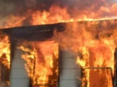 Zjarri përfshin një shtëpi, nënë e bijë kërcejnë nga dritarja për të shpëtuar