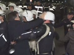 Protesta e opozitës/Përplasje mes deputetëve dhe policisë, Flamur Noka godet me shuplakë efektivin