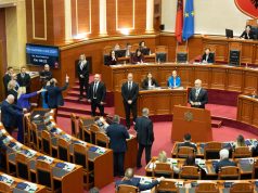 “Unë pastroj e ti bën pis…” në kuvend. Bardhi i ankohet kryetares se kryeministri ndoti foltoren