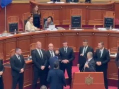 “Ja kanë shtruar muhabetit të treja si plakat, ajo është vrasëse!” Si i sulmoi verbalisht ministret sot Gazment Bardhi në kuvend