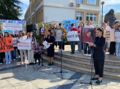 Vdekja e nënës shqiptare në maternitet, mijëra qytetarë protestojnë në Mal të Zi