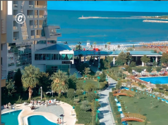 Policët italianë në qendrat e emigrantëve në Shqipëri: 9 milionë euro në vit për dhomë dhe akomodim në hotele me 4 ose 5 yje, me dalje në det, pishinë dhe spa.