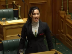 (Video) Nis kërcimi maori në parlament. Ndërpritet seanca në Zelandën e re nga protesta e deputetëve indigjenë