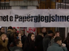 “Drejtësi deri në fund për Martinin”/ Protestuesit: Plotësoni kërkesat tona deri të mërkurën ose prindër e nxënës bojkotojnë mësimin në gjithë vendin