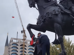 E kuqja tërbon edhe xhaxhain. Hipën te Skënderbeu si flamurtar (Video)
