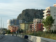 Bie nga ballkoni. Humb jetën 10-vjeçari në Shkëmbin e Kavajës